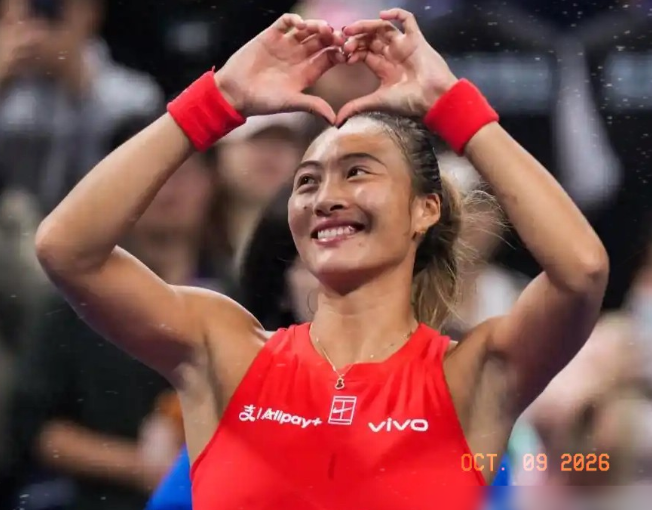 李娜打到退役，手里13个代言，总额3个亿。郑钦文一块奥运金牌，奥迪一家就敢给一年2500万，还只是她十几个牌子里的一个。李娜那13个代言攒了整整一个职业生涯。2011年法网夺冠后商业价值成倍增长，到2014年澳网捧杯时，手上代言覆盖泰康人寿、奔驰、伊利、耐克、劳力士等一线品牌。以起价800万计算，3