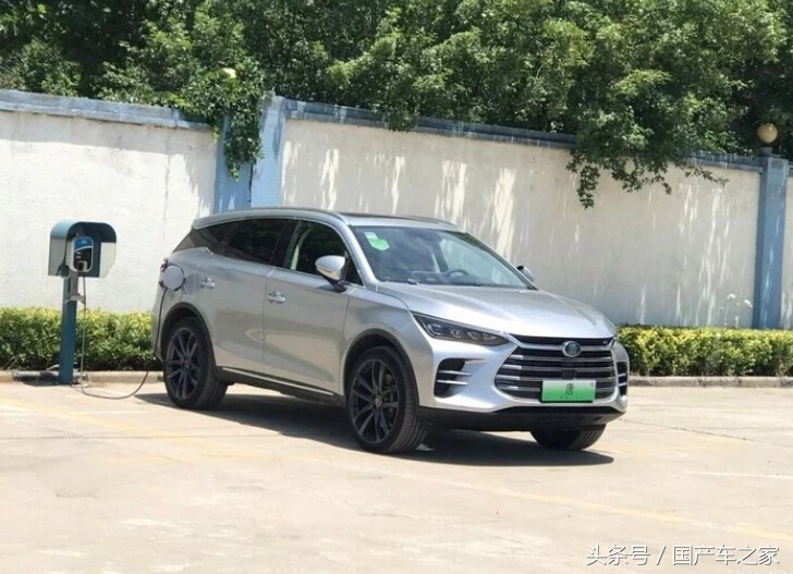 炸场！比亚迪连甩7张王牌！第二代刀片电池问世，彻底根治电车通病
 
新能源市场彻底变天！别的车企还在卷续航、卷价格，比亚迪直接放大招，一次性亮出七张核心底牌，硬核技术直接拉满，狠狠拉开和同行的差距！
 
重头戏当属全新升级的第二代刀片电池，六年磨一剑，直接打破行业固有短板，实现颠覆性突破！彻底解决了