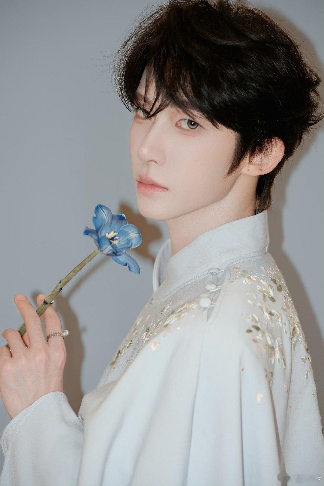 #刘宇廿六驭梦山河# 💙#刘宇0824生日快乐# 
早上好呀宝宝！宝宝每天都是可爱且美丽的呢​