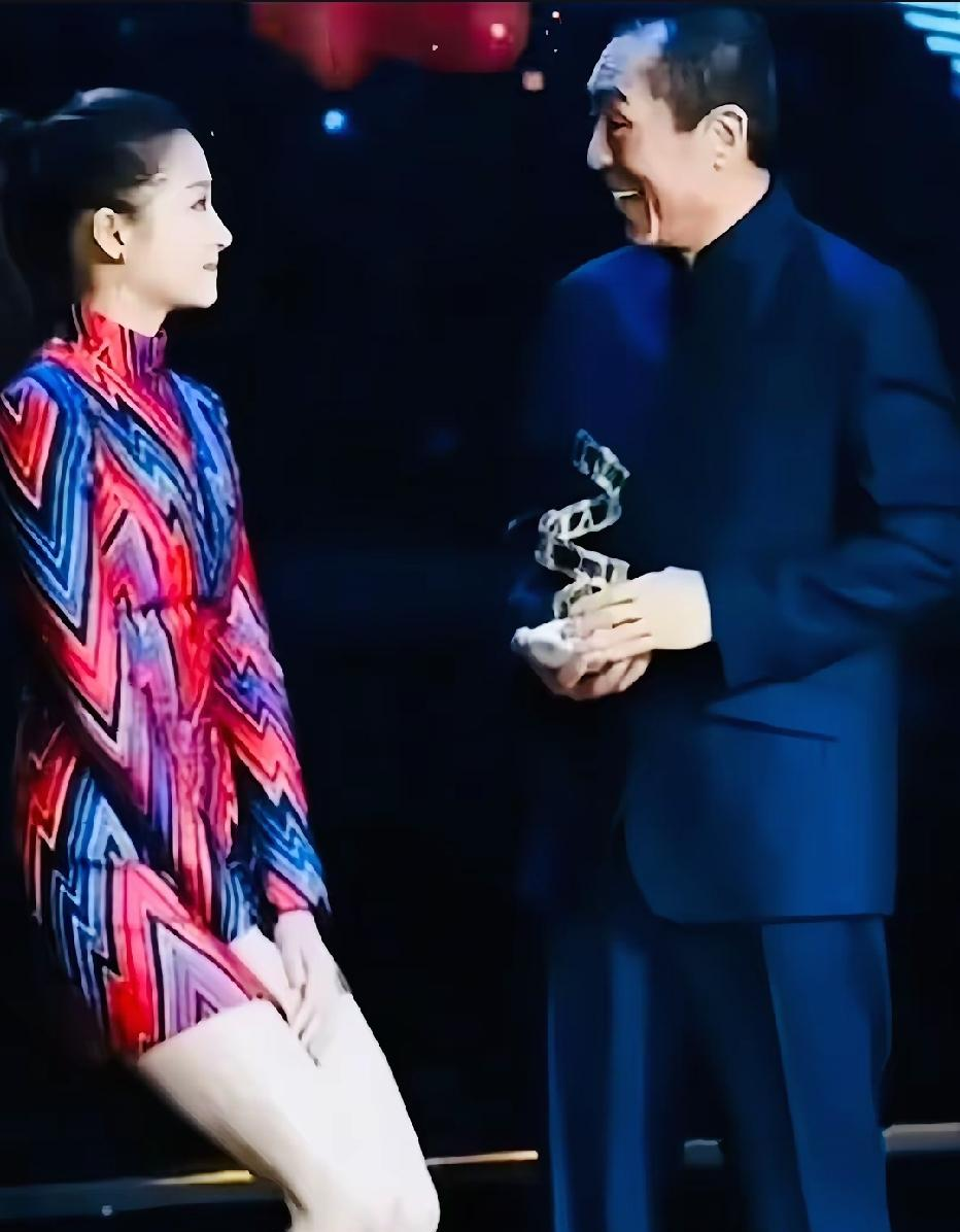 关晓彤这一蹲，比拿奖更有分量
新晋华表奖得主关晓彤，在领奖台上对着张艺谋导演的一个动作，让全场都安静了一瞬。这位身高超一米七的姑娘，穿着高跟鞋几乎高出导演半个头，却在接过奖杯时毫不犹豫地屈膝半蹲下来，硬是把自己“缩”成了比前辈还矮的姿态。就冲这自然而然的反应，活该她能红这么多年。
要知道颁奖礼的台子