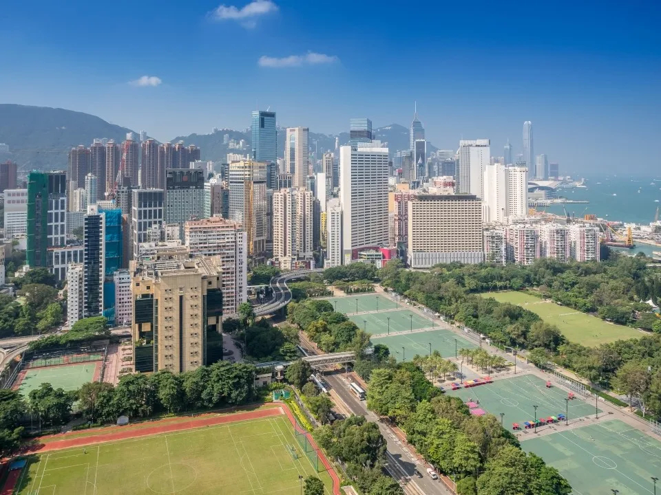 维多利亚公园，本地人称为“维园”，是香港面积第二大及香港岛面积最大的公园，位于香港湾仔区铜锣湾兴发街1号。1954年8月，维园开始兴建，这里以前是旧铜锣湾避风塘，填海用物料是战后拆去受到破坏的建筑物所得的建筑材料。维多利亚公园正门有一个维多利亚女王铜像，是为纪念维多利亚女王于1897年登基60周年而铸造，铜像是意大利裔雕塑家马里奥·拉基的作品。铜像原先放置于中环皇后像广场，香港被日本侵略期间，铜像曾经被运送到日本，准备熔化作为军事材料，但赶不及动工日本就无条件投降，铜像于战后归还予香港政府。回归至今近30年，香港殖民色彩仍可见，有议员曾向港府建议，移除位于维多利亚公园的维多利亚女王铜像，改立如民族英雄林则徐等中国历史人物铜像。近日，特首提出将重建维多利亚公园网球主场及附带设施，使之变为全天候多用途场馆，有议员提议，应借此移走铜像，建议改名字为“香港网球公园”。