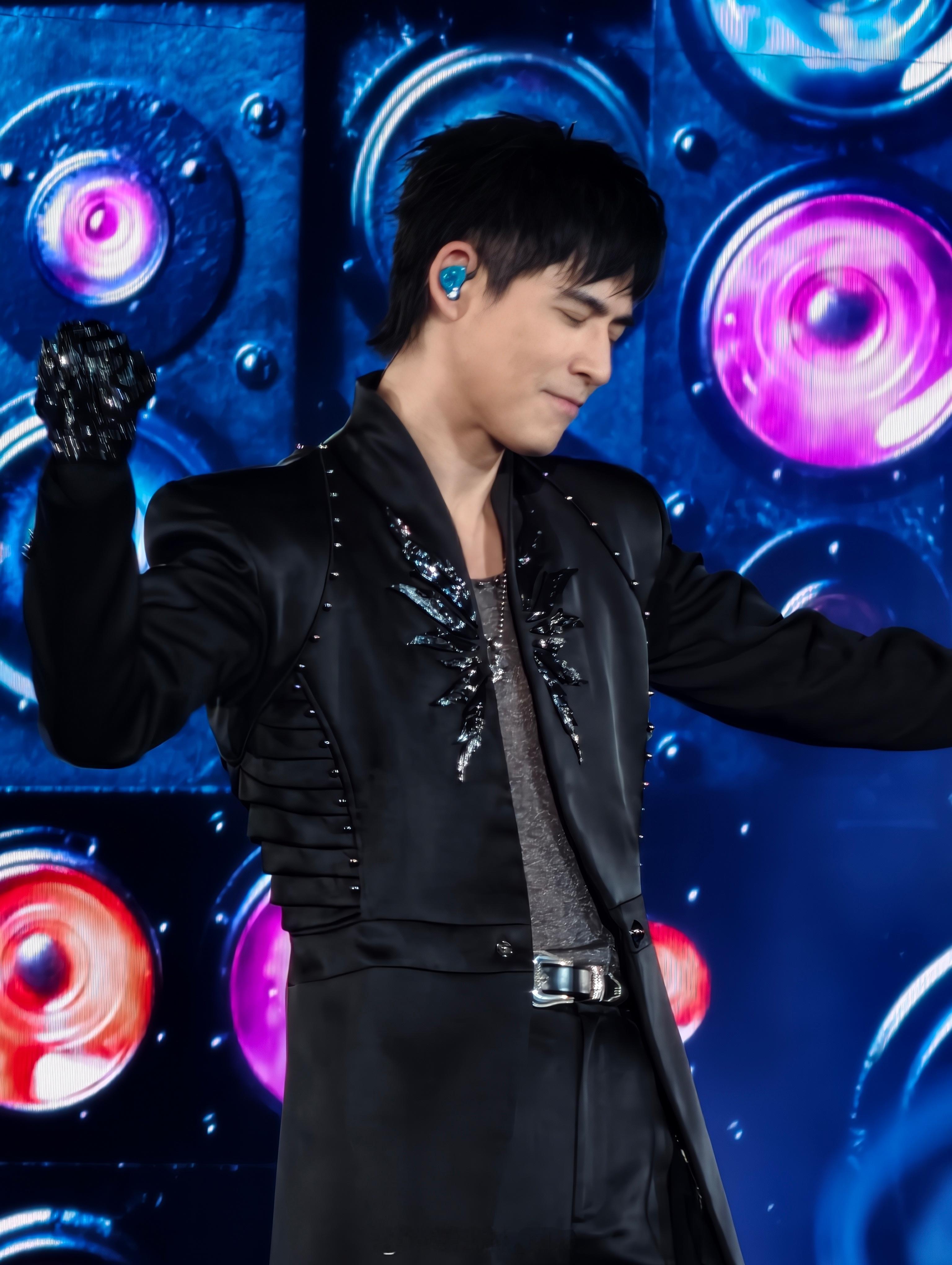 #周渝民[超话]##恒星之城演唱会##周渝民# 
鸟巢灯亮，青春返航。
你站在光里，我们在你面前💙
名字一响起，心跳还是当年的频率
不是来听一场演唱会
是来把弄丢的热情重新捡回来
F✦FOREVER 恒星之城
银河加冕北京鸟巢
我们成了大人
但热爱从未散场🌌  ​