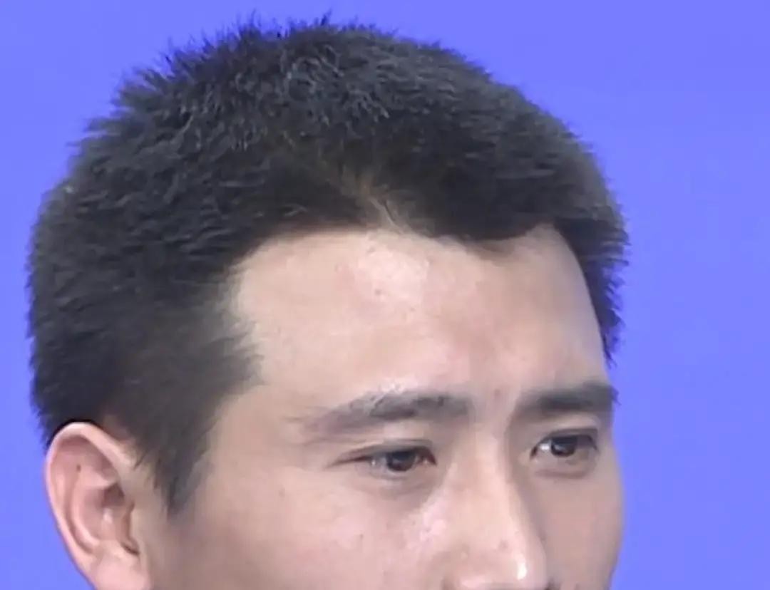 90年代的中戏校园里，一位主讲老师当着学生家长的面连连感叹，直呼当初真不该让这孩子交自费。这个用半学期就把老师征服的小伙子，就是现在大家眼里的实力派戏骨李乃文

把时间往前倒腾一下，刚考学那阵老师问他能不能自费，这愣头青压根没弄懂自费是啥意思，脑子一热就答应了

等真到了缴费窗口他才惊出一身冷汗