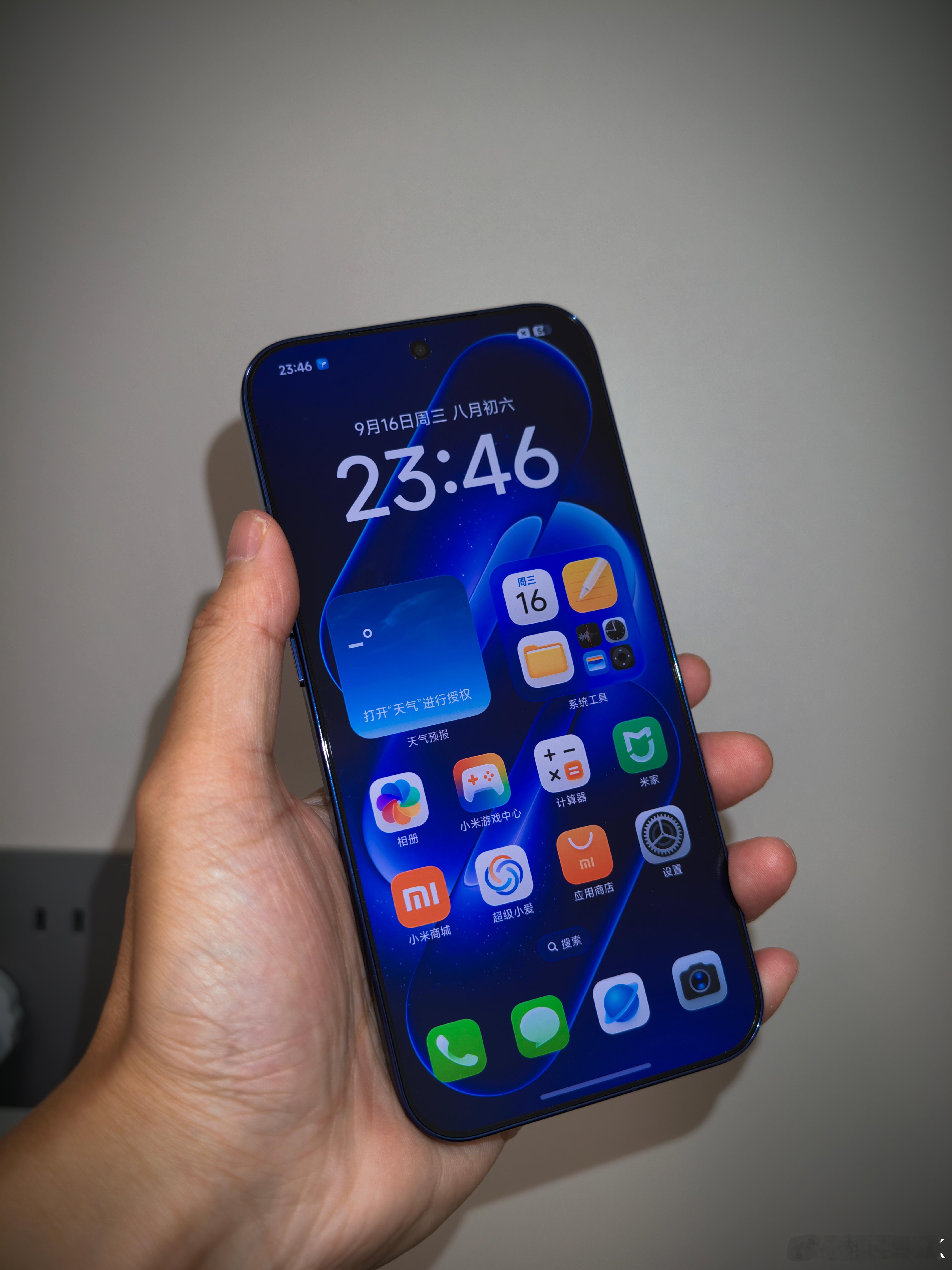 小米18 Pro Max用了两天，你对屏幕特别在意，那的确需要谨慎一点，倒不是防窥效果不好，而是日常使用差点意思，总感觉屏幕像贴的那种不太好的手机膜一样，有那种很轻微的彩虹纹感觉，今天打开微博看了一下，感觉字体边缘还是不够锐利，不知道官方会不会出不带防窥的版本（应该不会，要不然这不打脸了吗 ​