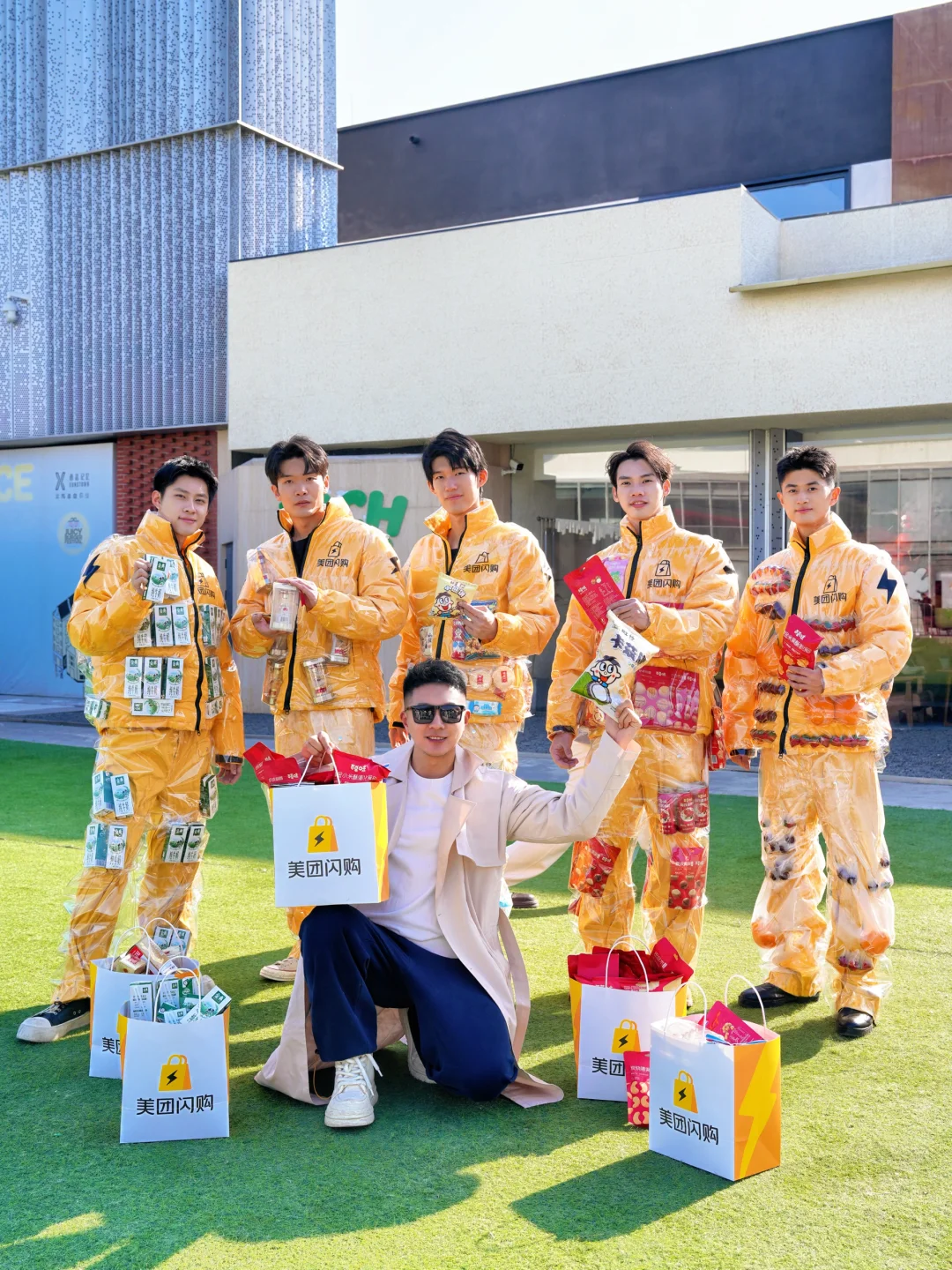 美团闪购小哥集体发福袋🎁也太顶了吧❗️