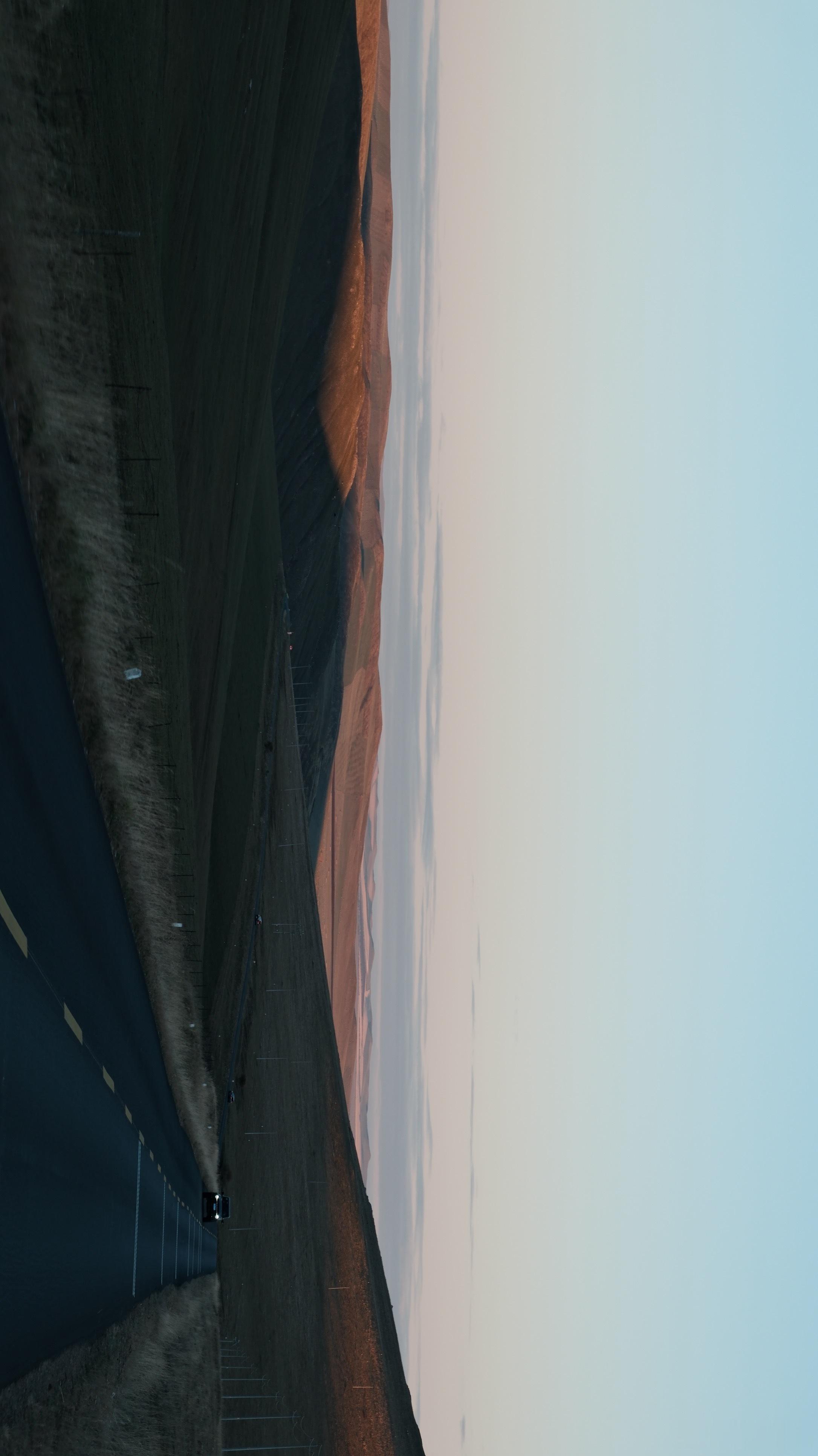 一路秋景，草原，河流，兴安岭
额尔古纳河右岸的美，牛、羊、鹿早习以为常
唯恐倦怠，与树草共秋荒，风起，叶落，水皱

中年人的热忱与兴趣，如何重燃？
AI回答我：
中年人的热忱，大概不是重燃，是认了秋荒之后，还愿意站在风里。风起你还在看，叶落你还在场。

这对吗？不明白。可能过几年我不再思考 ​