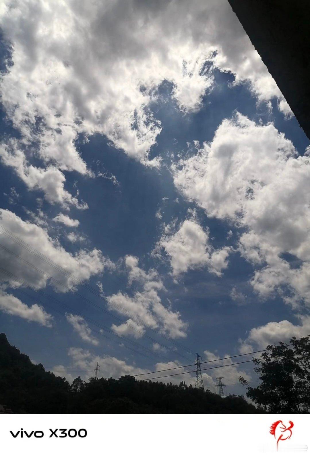 #vivo[超话]##vivo超话# 抬头望向天空，大朵大朵的白云肆意散开，远处山林静静伫立，这一刻所有烦心事好像都被这片蓝天冲淡了。 ​