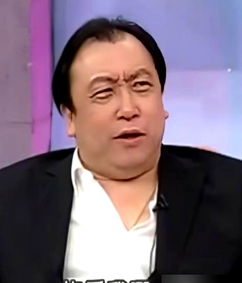 王晶在节目里抖出周润发的老底，说发哥在圈里压根没有真朋友，片场一收工转头就走，平时约着跑步的也只是搭子，从来不交心。
 

这话听着刺耳，剥开看全是顶级职场人的清醒。王晶说得很绝，真正会当大明星的人，像周润发、刘德华，私底下都没几个掏心窝子的密友。
 

很多人总以为巨星活在众星捧月里，其实人家早就