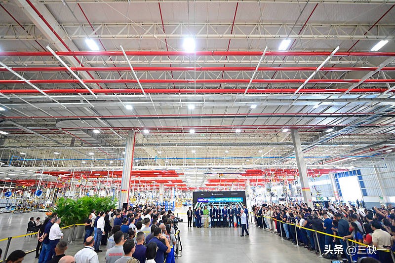 中国电车品牌在海外的表现真的比很多人预想的要猛得多。
今年7月比亚迪巴西工厂第10万辆新能源车下线，东南亚的消费者为了抢热门车型，排队等几个月都是常事，欧洲那边从伦敦街头到西班牙海岸，越来越多普通家庭开始把中国电车纳入购车清单。
8月份单月新能源汽车出口就有52