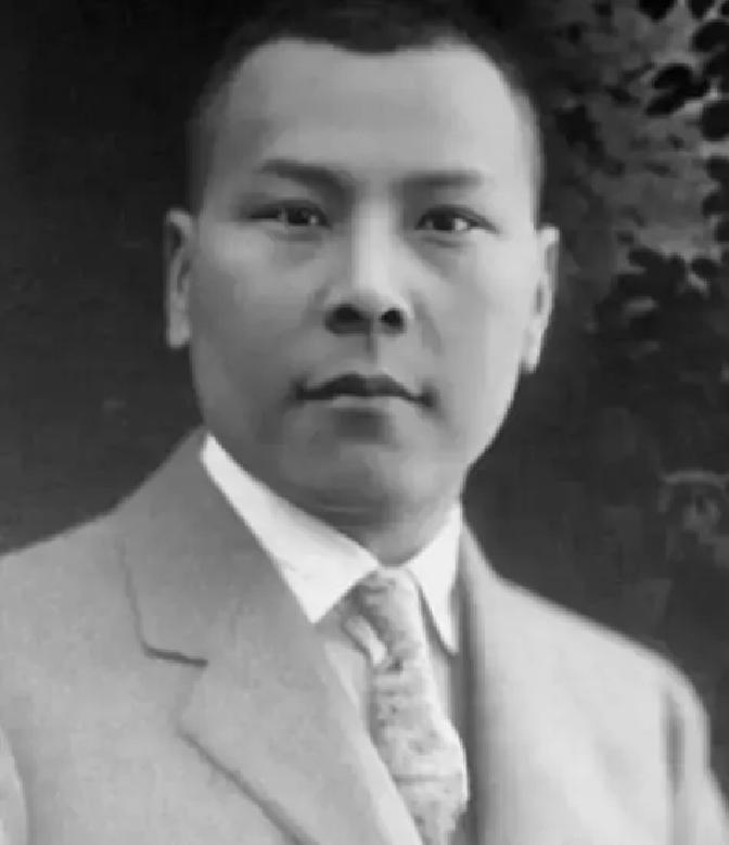 1964年春天，朱德到了昆明。
杨如轩在监狱里听说朱德来的消息，托人递出一封信。信里没写多少字，只问了一句：“玉阶兄，还记得讲武堂操场边上啃干粮的日子吗？”
朱德看完信，没说话。他叫来身边的工作人员，只说了一句：“这个人我了解。该保出来。”
几天后，监狱方面接到通知：杨如轩刑期不变，改为监外执行。手