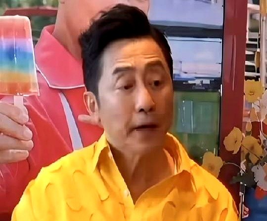 被问到会不会跟前妻伊能静同框，庾澄庆两个字直接甩脸上：“没有！”

连句客套话都懒得给。

不少人嫌他绝情，觉得儿子恩利都这么大了，拍张合影做个大团圆的戏码多体面。

但恩利毕业，两人都去了，只是各陪各的，私下该给的爱一分没少。

分开十几年了，各自有家，为什么非要凑在镜头前秀“父母同心”？

私下