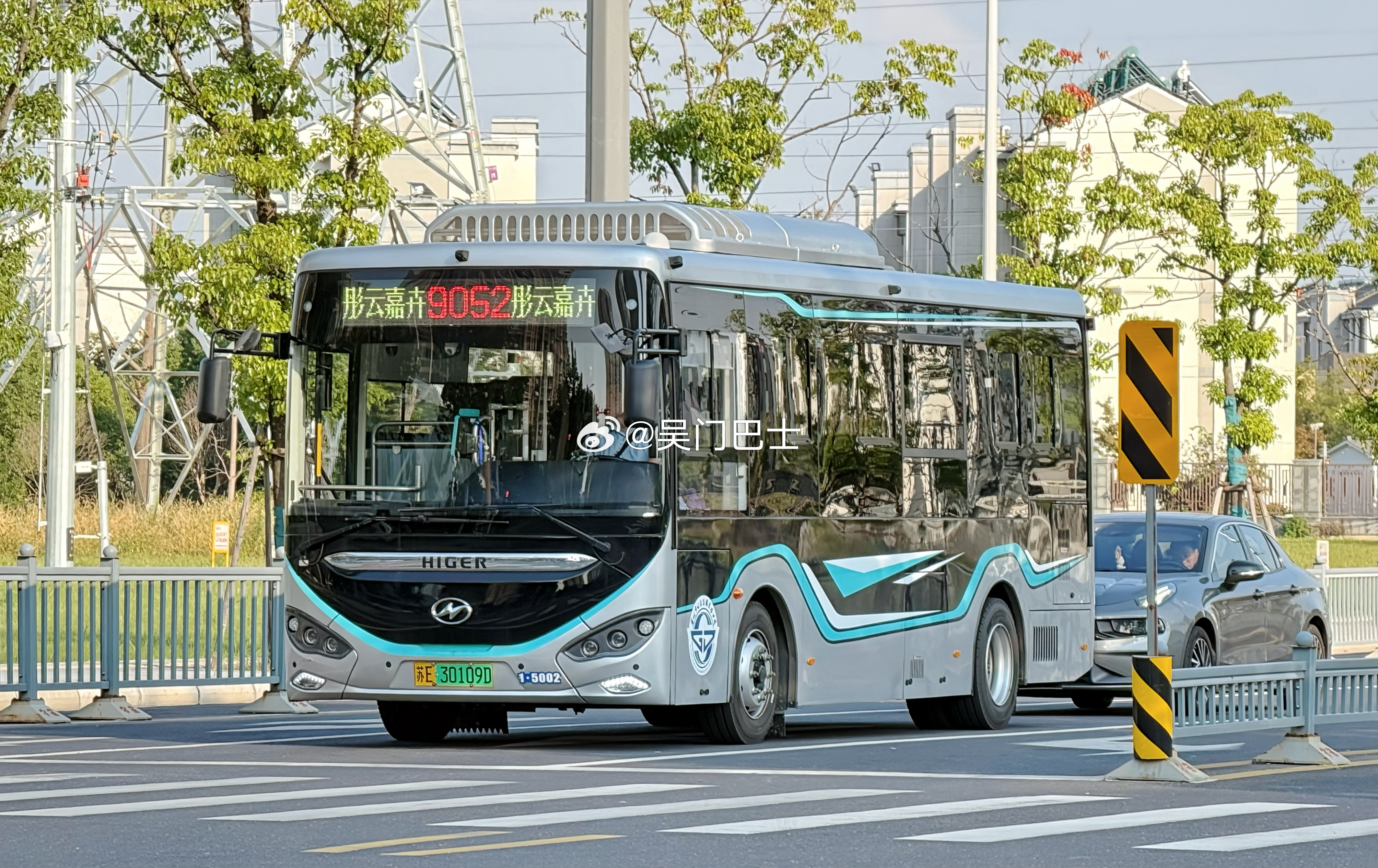 『公交掠影』9052路配车并不是越豪华越好

姑苏公司的KLQ6816GAEVN5W固定在常规线路运营的情况仍是少数，此前高峰7号和36路高峰支线固定使用过这款8米级无站立区车型运营，一段时间后又换回了常规车型运营。国庆假期之后，上述两条小线路又开始使用无站立区车型运营，除此之外，9052路似乎也加入到这支 ​