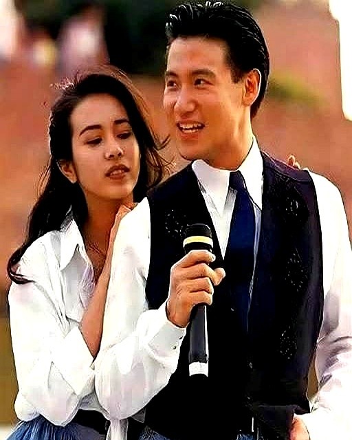 张学友这张90年代的旧照，把资深老粉都难住了。

照片里是他事业最巅峰的时候，旁边站着一位打扮时髦的女性。

大家盯着发型和穿搭看了半天，愣是没扒出这是哪位圈内人。翻遍了资料，连一点公开记录都查不到。

那时候的演艺圈没有满天飞的高清镜头。这些偶然留下的老照片，反而藏着不少没公开的人脉往事。

一张