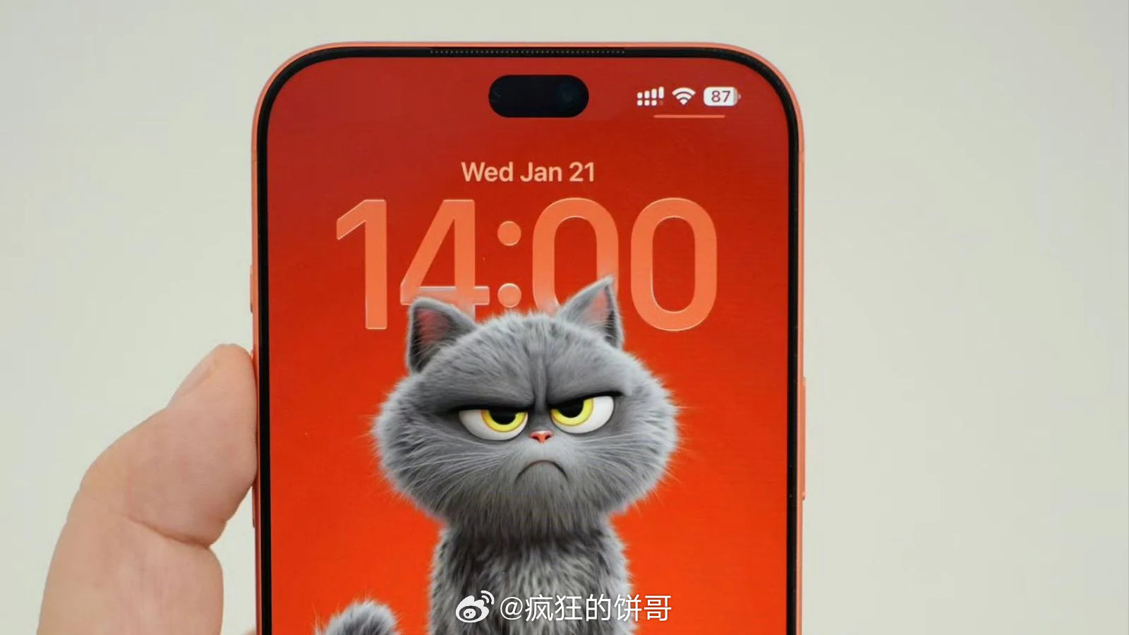 #曝iPhone18Pro灵动岛大瘦身# 据说iPhone 18 机型的动态岛屏开孔，比 iPhone 17 Pro 机型窄约 35%，而这些尺寸指的是 iPhone 屏幕开启时动态岛的默认大小，其中包括面容 ID 传感器和前置摄像头开孔周围的额外黑色像素。

在显示实时活动和其他信息时，动态岛会暂时变宽。 ​