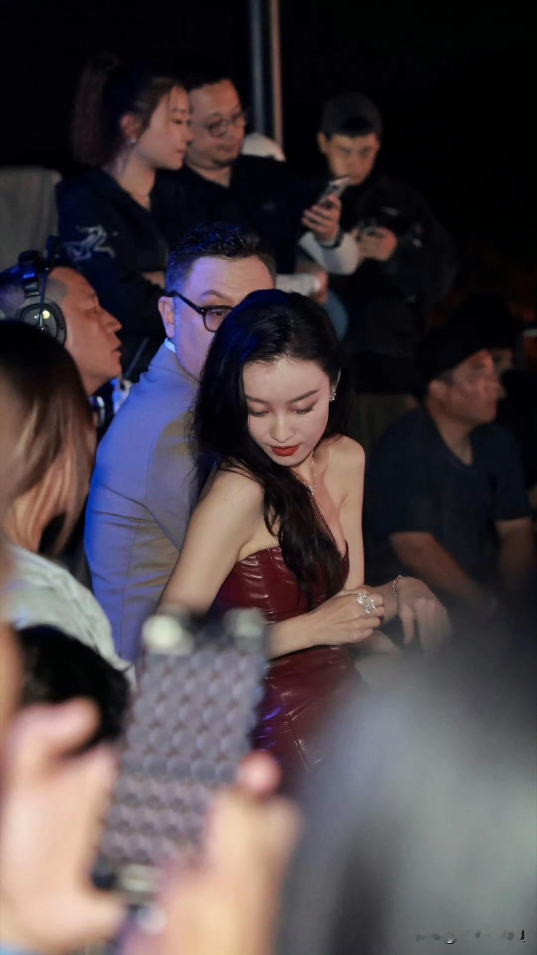 太喜欢倪妮这成熟女人的妩媚妖娆的劲儿啦！  一袭红色紧身皮裙，优雅的走...