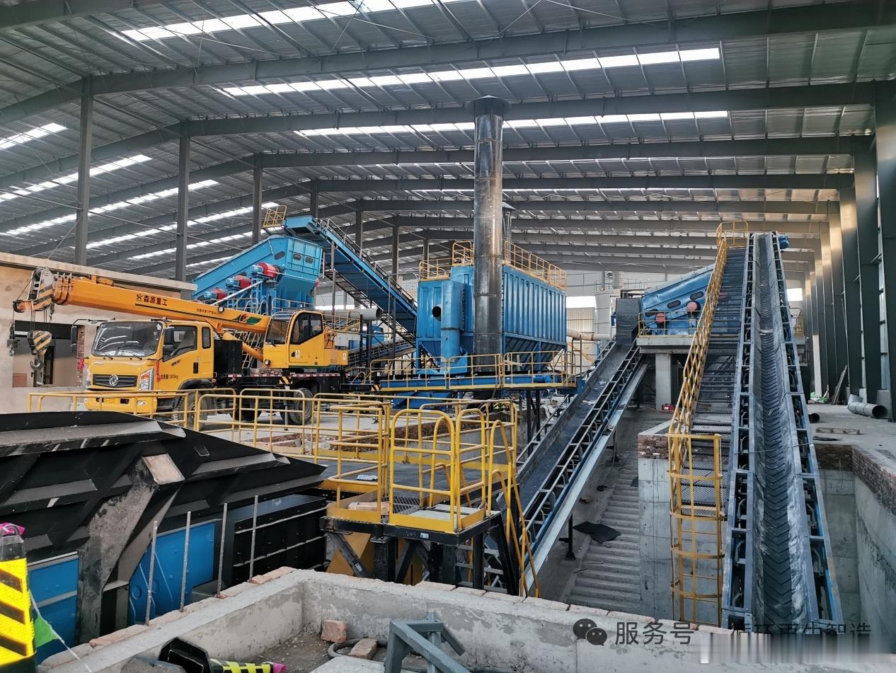 威猛股份项目案例｜北京顺义 100 万吨建筑垃圾处理系统：让建筑垃圾 “变废为宝”，践行城市循环经济  城市更新、工程建设持续推进的同时，大量建筑垃圾随之产生。随意堆放不仅占用土地，还会带来扬尘、水土污染等环境问题。由威猛股份承建的北京顺义区 100 万吨建筑垃圾处理项目，依托成套建筑垃圾处 ​