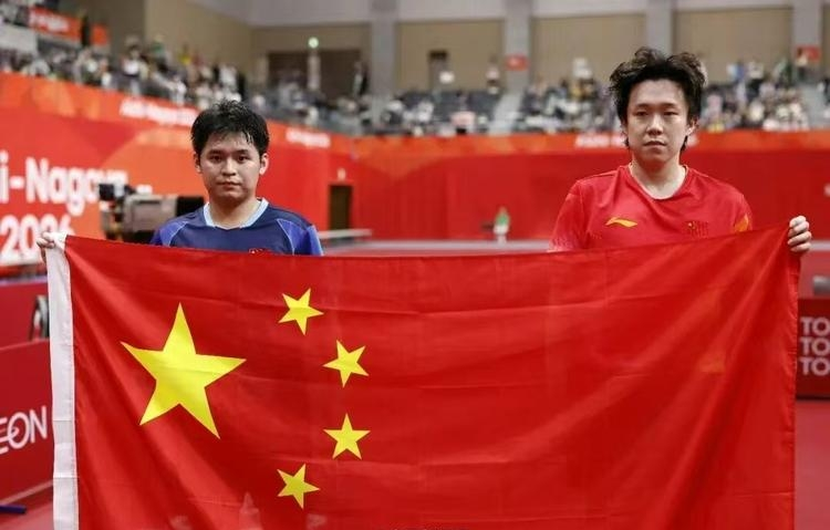 林诗栋男单夺冠后， 
有个小细节很戳人心： 
他拿到国旗后，没有身披国旗，而是站那等王楚钦……等来了，把右手那角递过去。 
 
那是2026年9月28日，名古屋亚运会乒乓球男单决赛。林诗栋4比0战胜王楚钦，拿下生涯首枚亚运男单金牌。 
 
全场比赛只用了32分钟，第三局王楚钦一度11比10拿到局点，