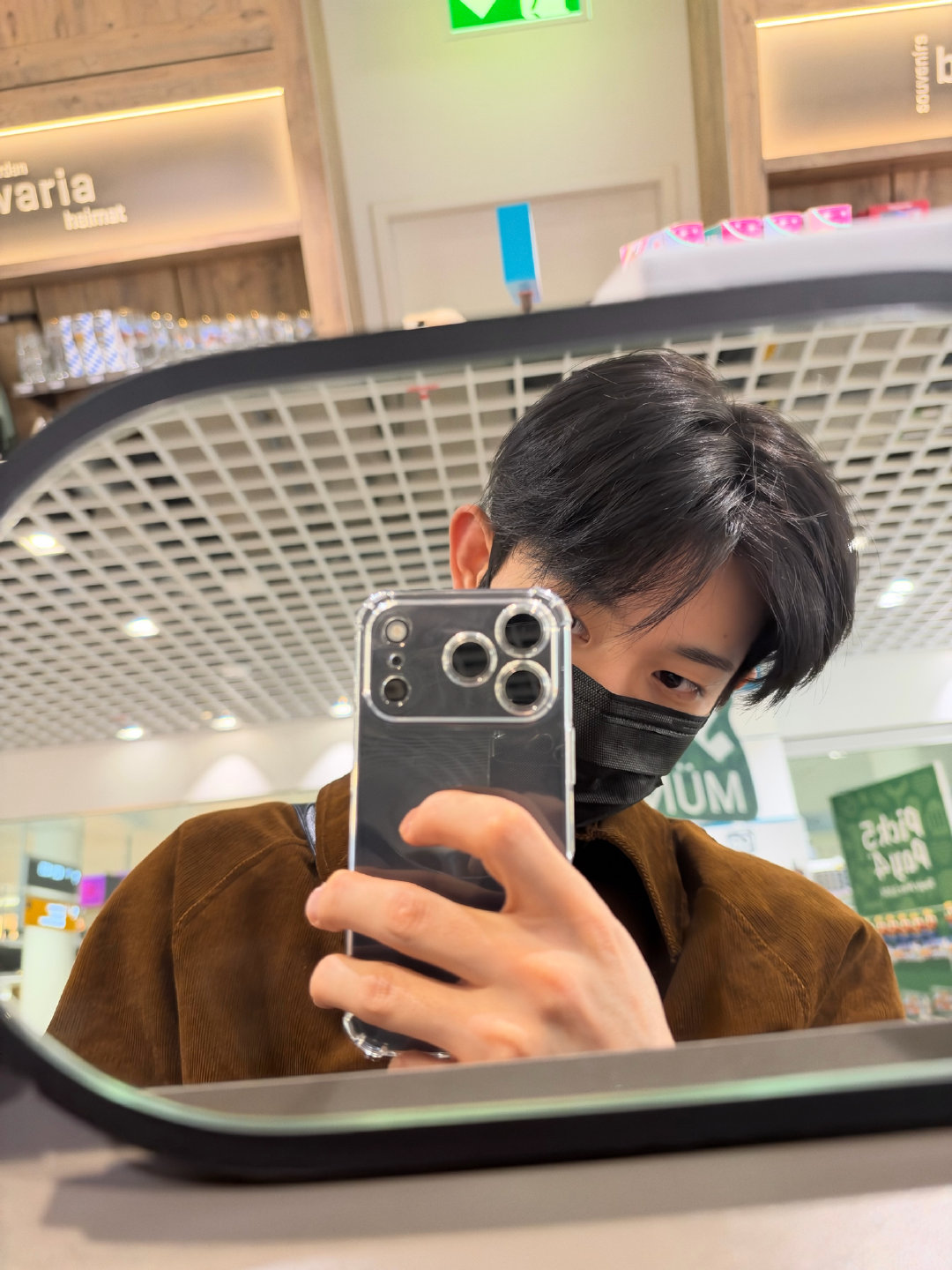 小呆呆 朴振烈穿越到2026玩iphone18 p ​