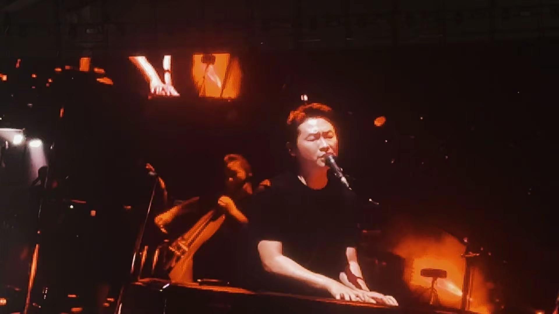 🎶梁博的现场真的太戳人了。他的音乐从来不喧哗不讨好，只是认真唱自己的歌，走自己的路。就像这首《男孩》，全开麦的现场满是纯粹的力量。音乐是这样，人生也该是这样，不必迎合旁人的期待，自会活出属于自己的独特篇章。