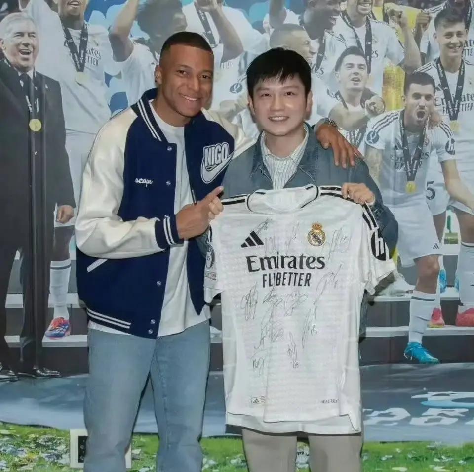 樊振东不过是在网上晒了晒自己喜欢的球队，居然有人跳出来喊话要他低调做人甚至跟皇马切割。
一个拿满荣誉的大满贯选手，难道连在个人账号分享看球日常的权利都没了？
不少人总抱着老一套观念，觉得运动员就该两耳不闻窗外事，除了训练比赛啥都别碰，稍微多露两面跨界内容，就被扣上不务正业的帽子，甚至还嚷嚷着要让