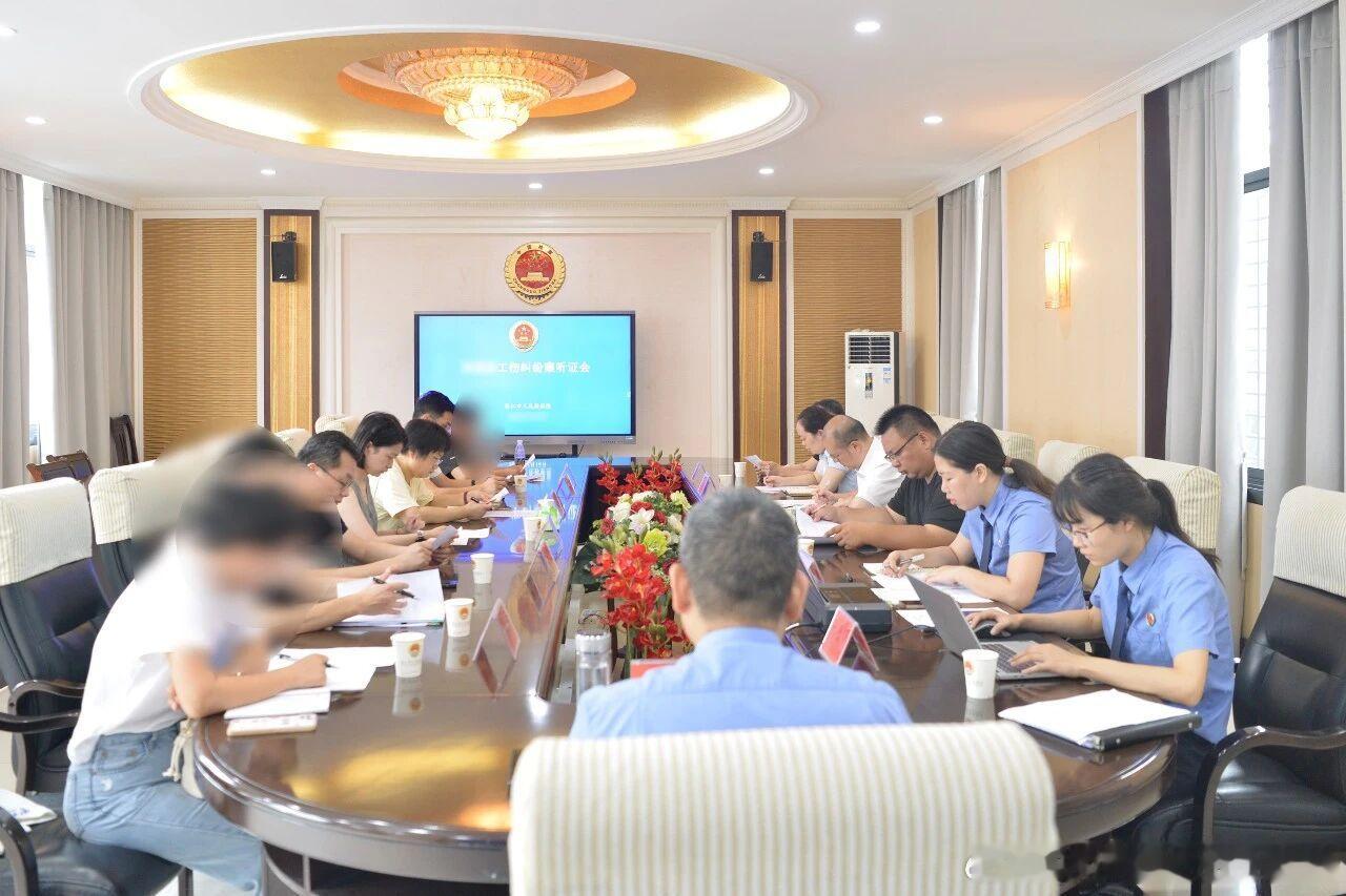 #鄂检新闻#【一案牵出行业通病，55家劳务派遣机构集体体检】个案办结并非终点，源头治理才是根本。潜江市人民检察院办案中发现，本地劳务派遣市场存在合同不规范、社保缴纳不到位、工伤责任模糊、纠纷化解机制不健全等共性隐患。为防止同类问题重复发生，该院以该案为牵引向相关主管部门发出检察建议， ​