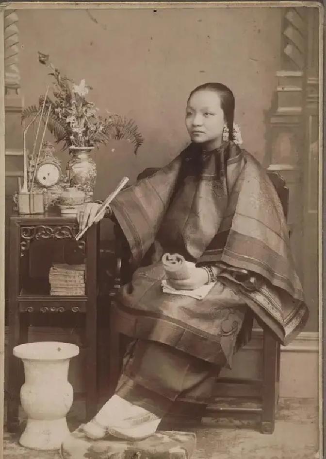 1776年，广东嘉应州（今梅州）发生一桩惊掉朝野下巴的奇案，连乾隆看完奏折都直呼：此事殊堪骇异，实为从来所未有！
 
庙会的喧嚣还未散尽，叶乡宦府邸已是一片死寂。他看着手中那块刚从总督府送回来的、沾着泥土的玉佩，手指不住地颤抖。这是女儿满姑昨日出门时戴着的。八名随从跪在厅前，面如死灰，重复着那句已说