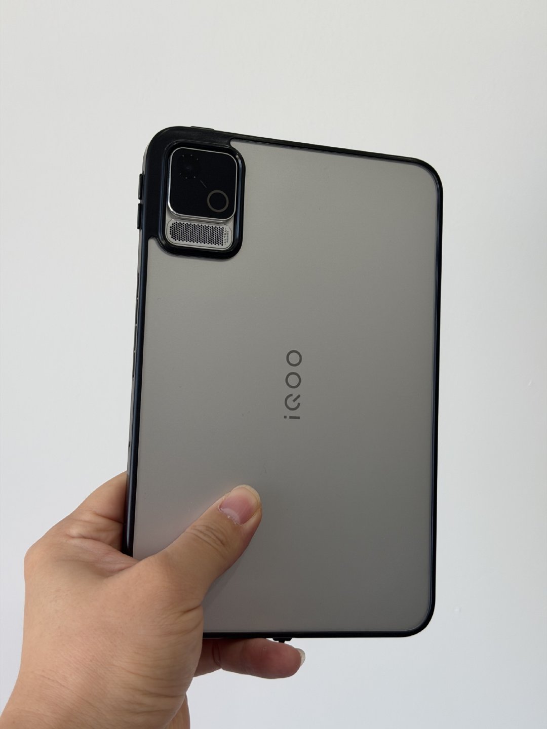 熊哥那边给iQOO Pad Ultra打样的壳子
不是最终版本，还需要调整

其实我给他说是别做了，我怕他赔钱
他坚持要做

希望iQOO Pad Pro 8.8也可以通用
[泪奔] ​​​