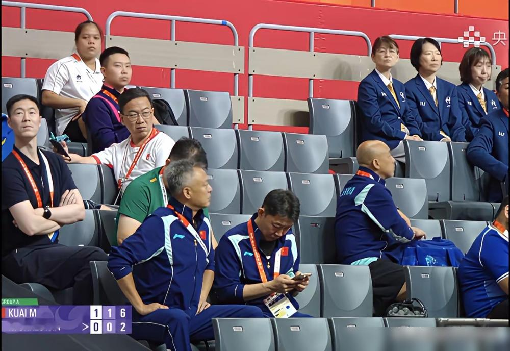 3：0，连个水花都没有。国乒女团首轮直接把尼泊尔剃了光头，陈熠、蒯曼、范姝涵三个生面孔上去，一人砍一个3：0。孙颖莎、王曼昱连外套都没脱。
真正有意思的是看台上。王励勤、秦志戬、肖战，全坐着。眼睛没看自家球台，齐刷刷瞟着隔壁。
隔壁是日本女乒打蒙古，张本美和、伊藤美诚全在场上抡。自家这边胜负没悬