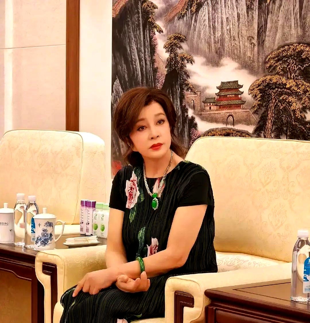 刘晓庆刚发了一组百花奖活动的照片，脖子上那块绿翡翠项链还是那么惹眼。

黑底牡丹花纹的百褶长裙，手腕上套着翡翠镯子。行头还是大家熟悉的做派。

放大照片看，她面庞上透着点倦意。眼神没以前那么聚光，看着有点飘忽。这身长裙挺朴素，配上这套贵气逼人的翡翠，搭在一起总觉得有些勉强。

再精致的打扮，也掩不住