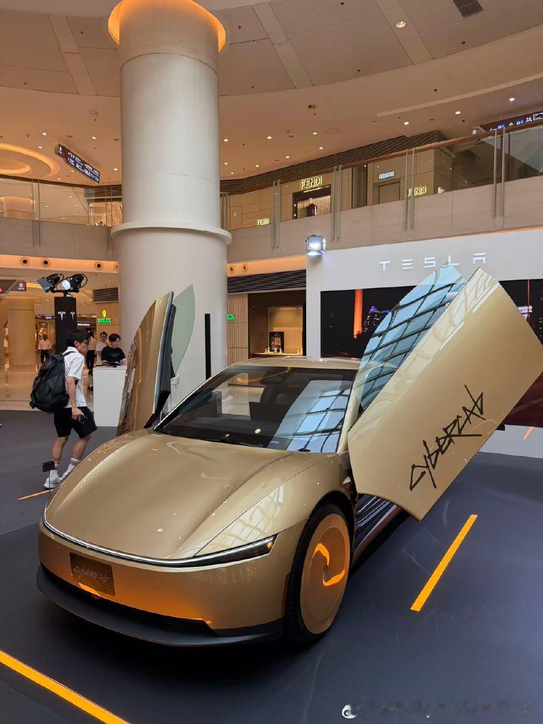 特斯拉Cybercab无人驾驶出租车，亚洲首展落地香港圆方。没有方向盘、没有踏板，蝴蝶门搭配极简双座座舱，未来出行的模样，就在眼前。静态展出，一睹未来Robotaxi的前卫设计。#特斯拉[超话]##无人驾驶# ​