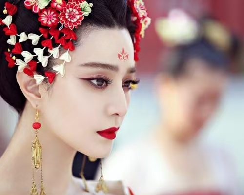 为什么李治会迷恋武则天？唐高宗李治迷恋武则天，表面看是男女之情，底层却是一场精准的心理补位与权力合谋。

李治七岁丧母，长孙皇后去世后由太宗亲自抚养，从小在女性保姆和慈祥父皇的包围中长大，养成了温良仁孝却优柔寡断的性格，他需要的从来不是一个传统意义上柔弱顺从的妃嫔，而是一个能替他拿主意、给他安全感的