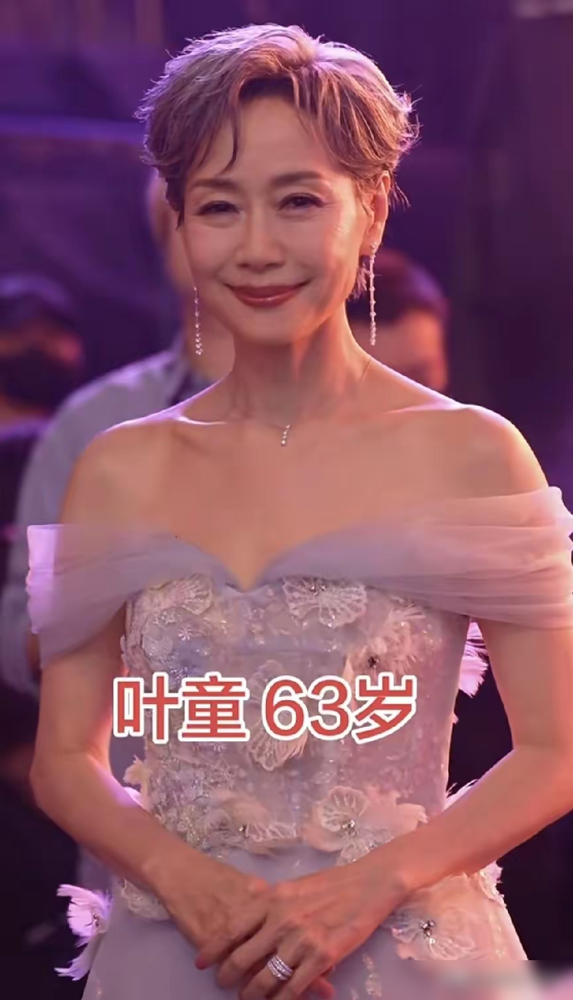 叶童被骂了几十年婚姻苦，结果人家一句话把同情她的人全干沉默了。
记者问她怎么忍得了陈国熹，她直接否认：是他包容我多点。原话更狠，说自己不是称职的家庭主妇，某种程度上是艺术家，艺术家当然需要被包容。
这哪是忍气吞声的苦情原配，这是把老公当生活合伙人在用。她说婚姻不是人生全部，认识太早，能过这么多年