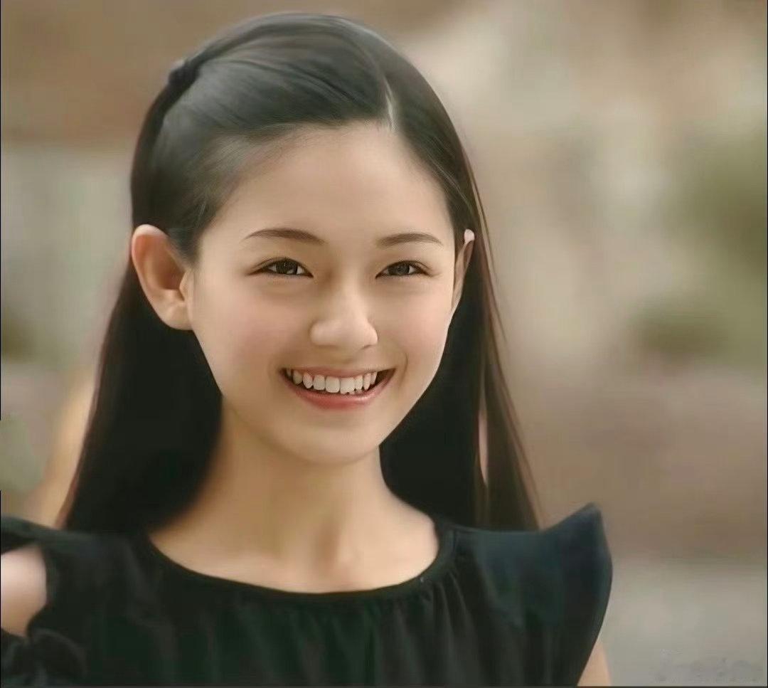 #刘欢在歌手上唱了大S写给范晓萱的歌#
翻看1994年的老采访，才看见刘欢平凡的家庭日常。
和妻子卢璐相识仅9天便闪婚，携手走过三十余载。落魄时不离不弃，岁月里彼此陪伴，接女儿放学，家务秉持“能者多劳”。

曾经的乐坛巨星，褪去光环没有一点架子，把烟火日子过得踏实安稳。
好的感情，是历经风雨 ​