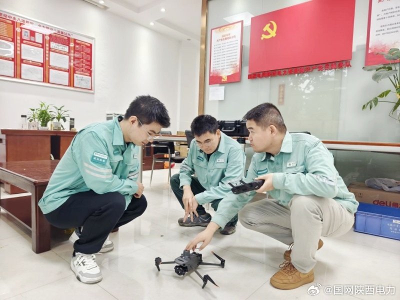 #做好人民电小二##双满意在行动#【陈仓公司：无人机实训强本领 科技赋能保供电】9月17日，陈仓公司组织青年员工开展无人机巡检专项培训，进一步加强青年员工无人机巡检技术工具实操应用能力，全力保障辖区电网安全稳定运行。（宝鸡陈仓：王傅彬） ​