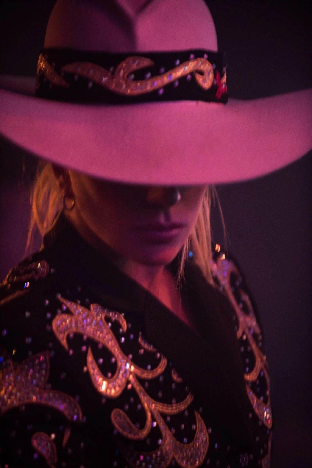 10年前的今天，Lady Gaga 开启了 Dive Bar Tour 的首场演出。

纳什维尔的开幕演出首演了来自 Joanne 的三首新曲：“Million Reasons”、“Sinner’s Prayer”和“A-YO”。 ​