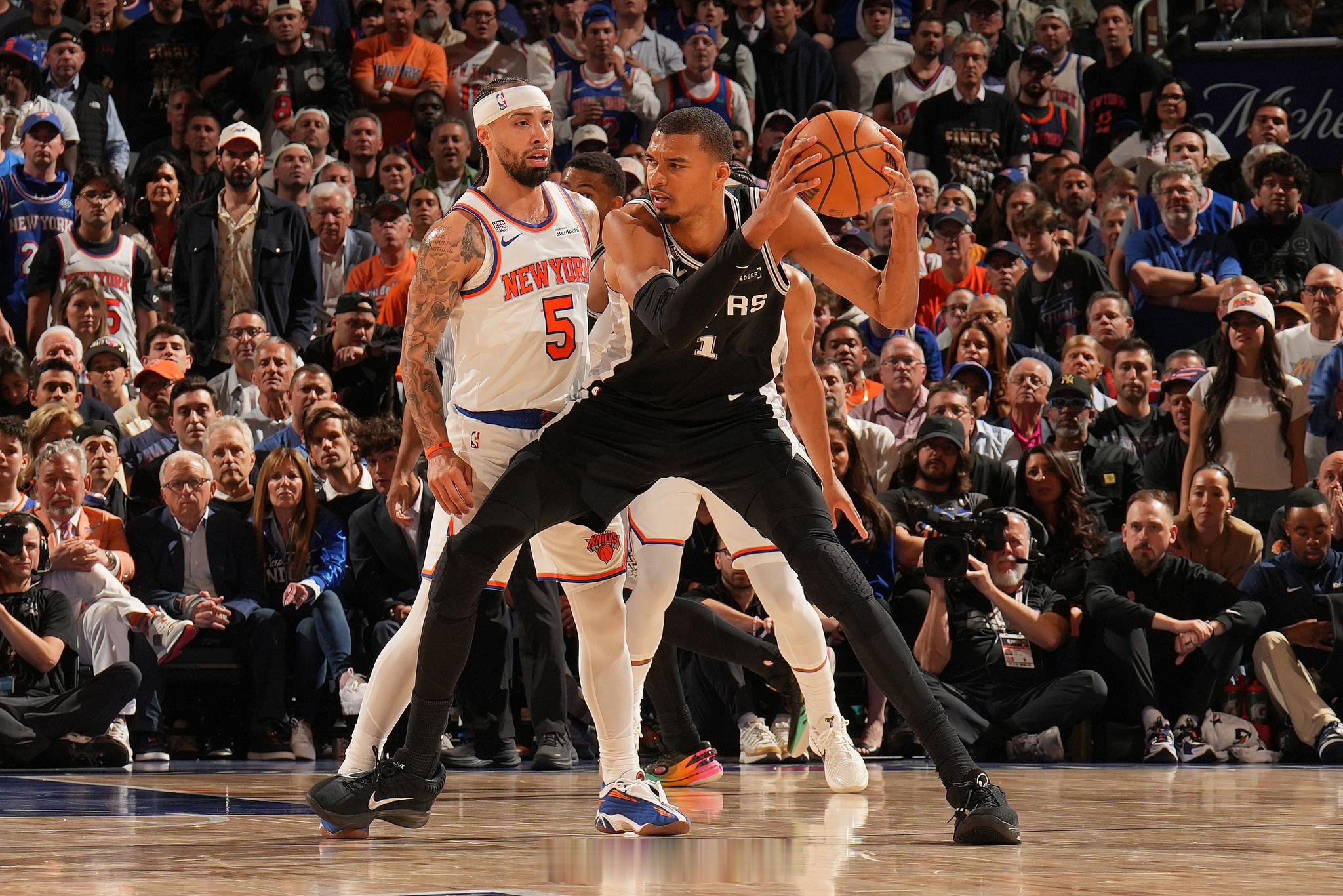 NBA总决赛G3，马刺在下半场实现逆转。最后12.2秒，福克斯中投命中...