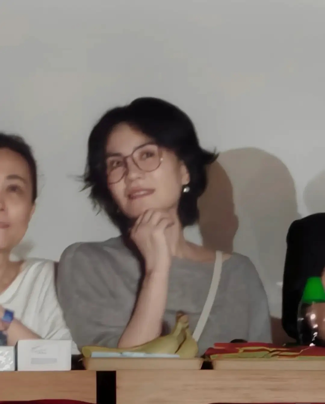 那英一开演唱会，直接暴露了圈内真实人缘🔥
 
真的被这场演唱会狠狠震撼到了！这哪里是个人演出，完全是娱乐圈顶配团建现场！
 
登台惊喜嘉宾肖战空降炸场，台下更是大咖扎堆：王菲、宋丹丹、黄渤、龚俊、李沁、马思纯、王凯、张碧晨悉数到场助阵。
 
现场名场面趣味满满！那英台上隔空调皮喊话，让全场观众帮忙盯