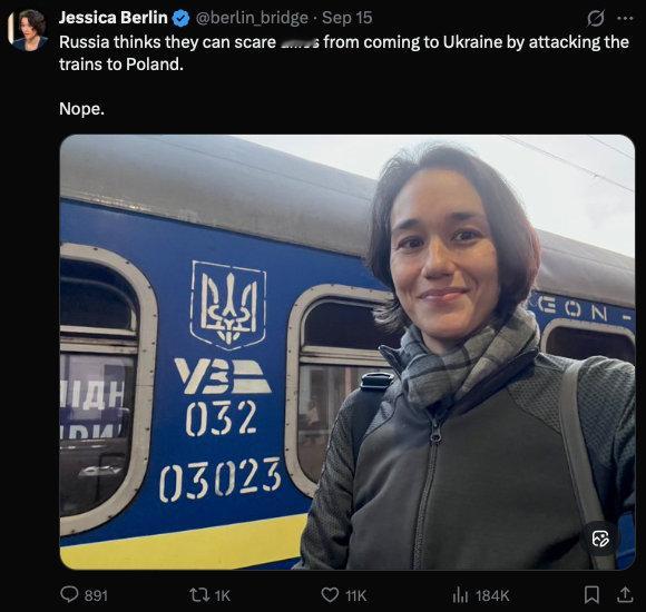 这个Jessica Berlin，她目前是美国智库CEPA(Center for European Policy Analysis，欧洲政策分析中心)跨大西洋防务与安全项目的高级研究员，并曾在美国国防部和参议院工作，这几天她到了乌克兰，她表示，俄罗斯以为袭击通往波兰的火车可以恐吓盟友不要前往乌克兰，但是不可能。 ​