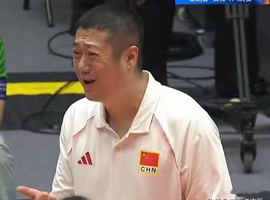 9月20日下午，2026亚运会女排1/4决赛，中国女排对阵越南女排，最终中国女排3-0击败了越南队，顺利跻身到了四强，将和泰国队在半决赛狭路相逢、争夺决赛的席位。
和亚锦赛相比，中国队的阵容变化不算大，基本上是延续了同一阵容，也只是在个别位置调整！小组赛中，中国队取得了两战全胜的战绩、小组头名 ​