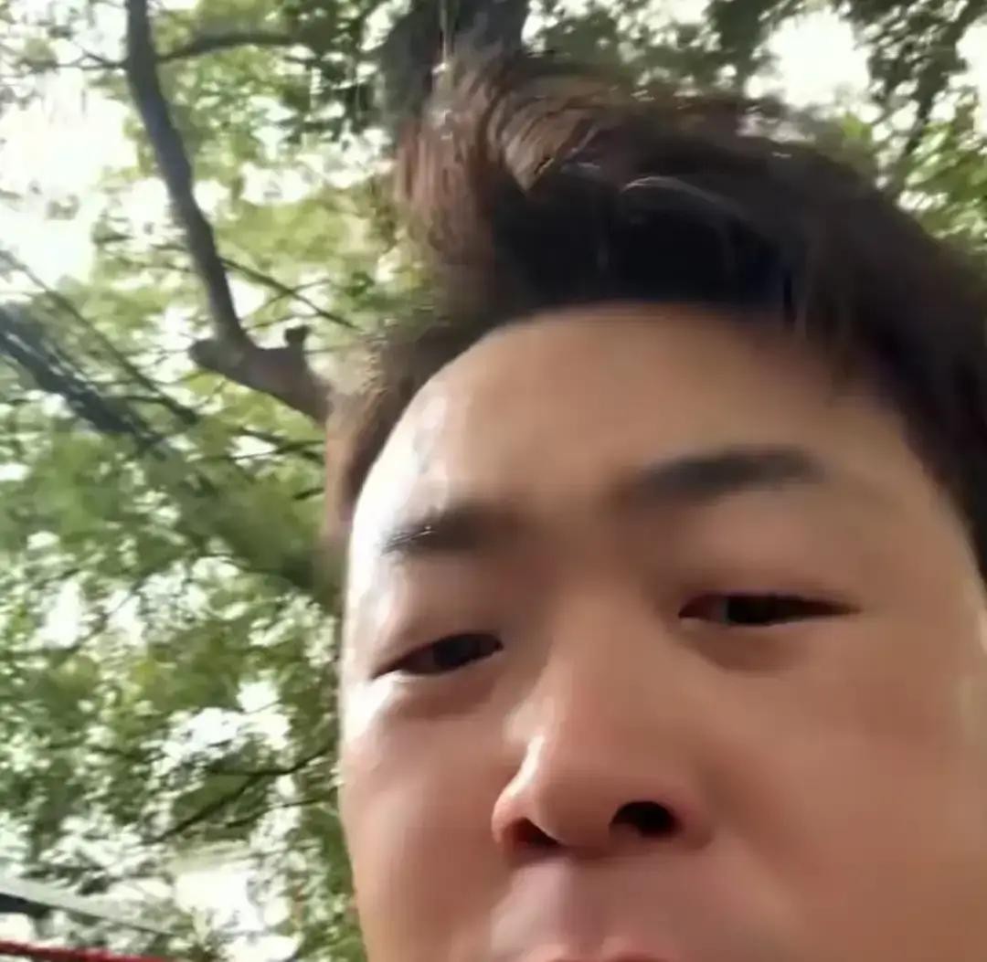 “这毛咽下去了啊”

杜海涛在南京街头捏着一颗满是绒毛的毛蛋塞进嘴里，刚嚼两下表情瞬间凝固，满脸不可思议地问身边人这满嘴的毛咋办

朋友轻描淡写地甩了句咽下去呗，直接让他僵在原地，一旁围观的陆虎更是看得头皮发麻连连摆手直呼我不行了

原本只是明星私下打卡猎奇小吃发个视频，谁成想竟把南京本地网友给看分
