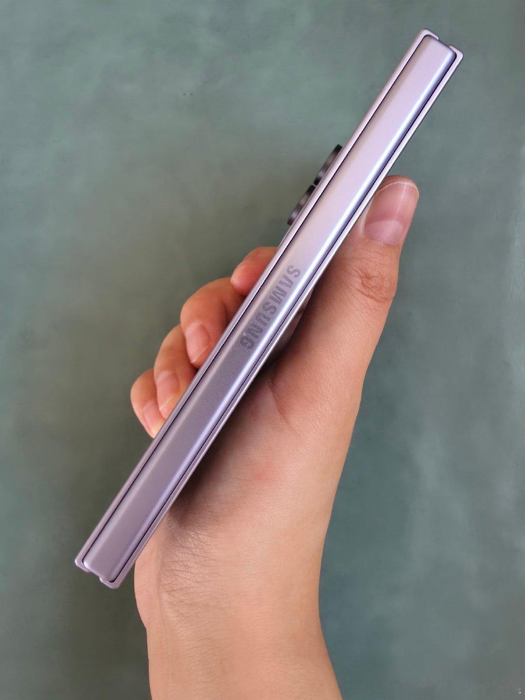 不得不说，三星 Fold 8是真得好看，拿在手里完全是赏心悦目，而且边角做圆弧处理，就连手感也是yyds#三星ZFold8##三星折叠屏薄到离谱了# ​