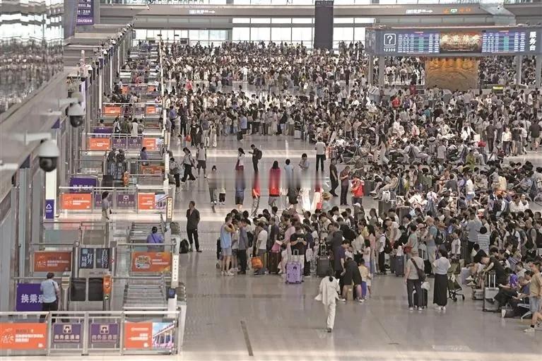 8月27日，记者从中国铁路西安局集团有限公司（以下简称“西安铁路局”）获悉：截至8月26日18时，西安铁路局今年以来累计发送旅客突破1亿人次，较2025年提前8天，同比增长3.5%，创同期历史新高。

今年以来，陕西铁路路网格局持续优化，新线路、新枢纽相继投运，有力带动客运量稳步攀升。上半年，延安站 ​