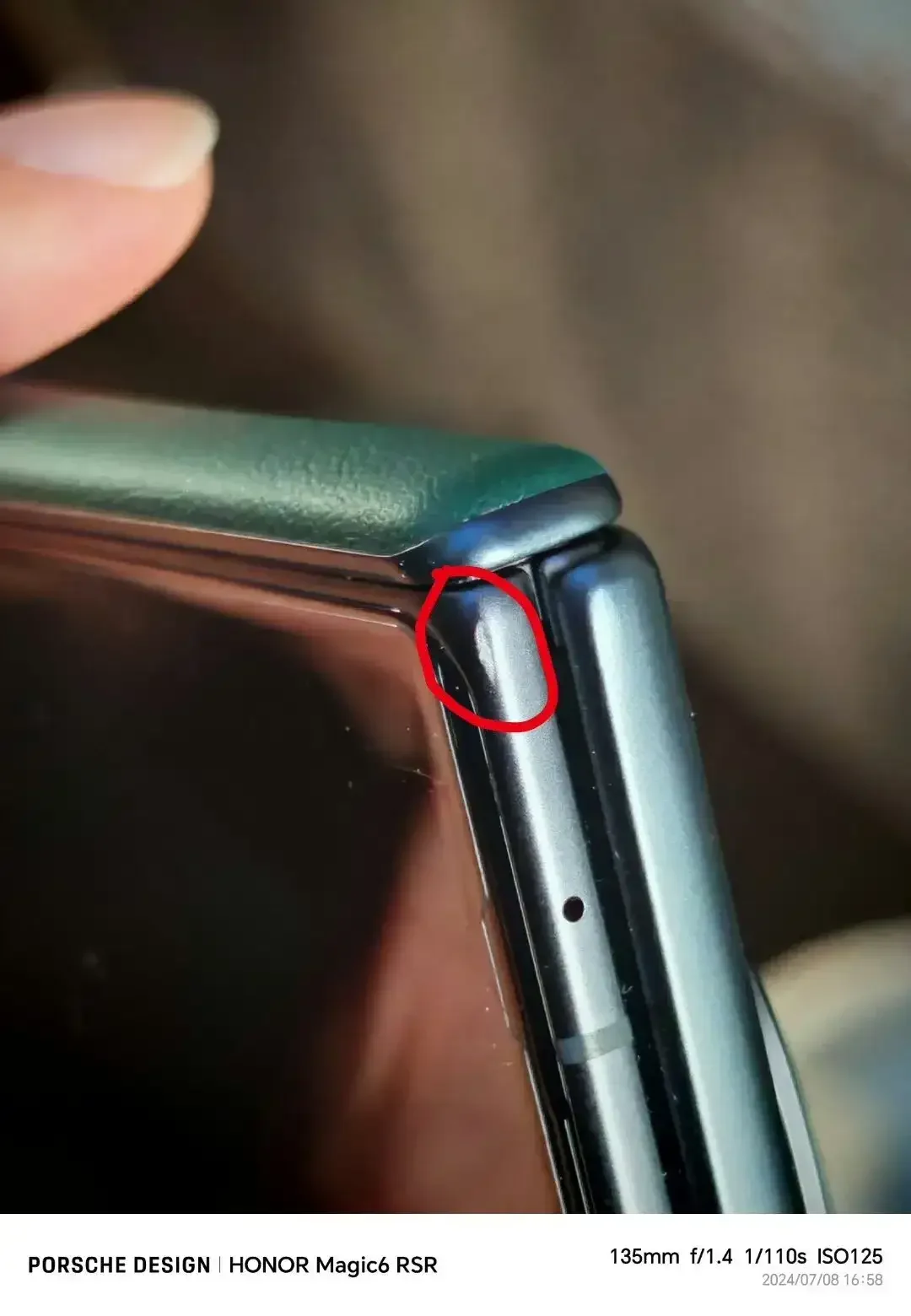 荣耀MagicV3折叠屏飞出去5 6米摔在大理石上