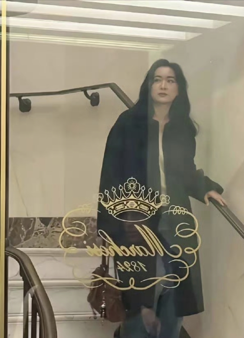 贾玲的变化太大了，气质完全换了一个人！
最新露面的生图里，一身简约深色穿搭，长发披肩，整个人清瘦不少。
曾经爱笑活泼的她，如今神态沉静，自带高冷氛围感，气场和从前截然不同。
瘦下来之后，不仅外形大变，整个人的状态、气质都焕然一新。不少网友感慨，仿佛看到了全新的贾玲。你更喜欢她哪种风格？