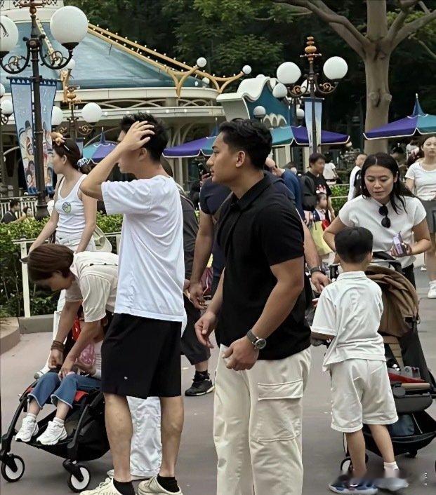 奚梦瑶何猷君一家四口出游，值得一提的是她们另外还带了4个人同行，2位阿姨，2位保镖，就算如此，两个人路透看上去还是一副带娃出来玩很累的模样！ ​