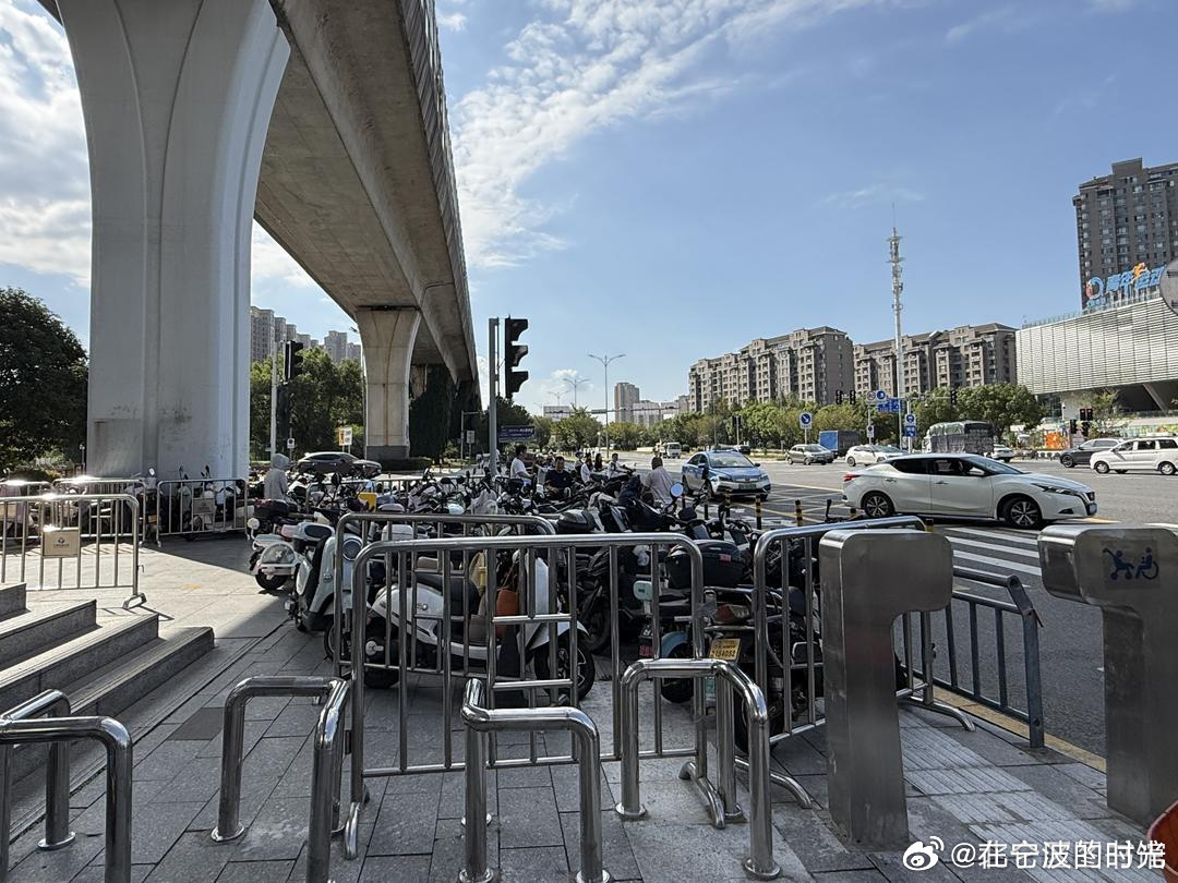 宁波中河路地铁站焕新改造启动宁波中河路地铁站周边近日正式启动 “焕新” 改造。此次改造以物理隔离实现人车流线分离，原本挤占连廊、人行道的非机动车将被引导至后方专门划定的停车区域，既拓宽通行空间，也满足停车需求，告别走路侧身、车把刮人的出行尴尬。为破解以往集中整治后易反弹的难题，改造完成后还将配备文明引导员与志愿者在重点时段巡查值守，通过常态化引导让规范停放成为市民自觉，推动治理从 “临时管” 转向 “长效治”。