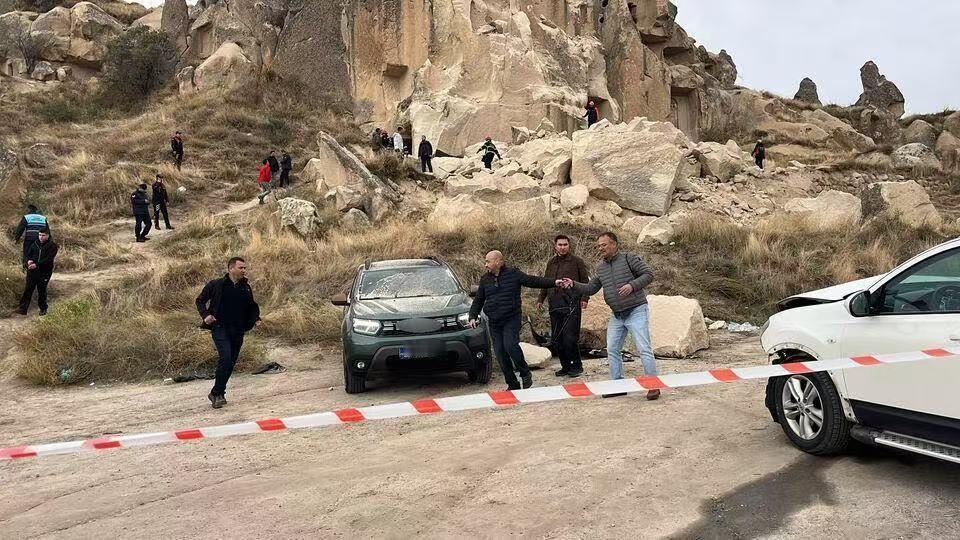 【土耳其证实：已坍塌】
当地时间10月29日，总台记者获悉，土耳其著名旅游景区卡帕多奇亚一处石柱当天发生坍塌，造成人员伤亡。
目前，医疗和救援队伍已赶赴现场，救援处置工作正在进行。具体伤亡情况暂未披露。
来源：央视新闻
编辑：迪