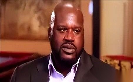 25岁的詹姆斯，碰上了38岁的奥尼尔。
一个是如日中天的皇帝，一个是步入黄昏的狂鲨。
俩人联手轰下全联盟第一，结果季后赛连东决的地板都没摸着。
你看，这才是竞技体育最残忍的真相。
别总信网上那些“詹姆斯当年1打5”的鬼话。
那年的骑士真不弱！61胜啊！
莫威廉姆斯、贾米森、大Z都在，更衣室里天天欢声