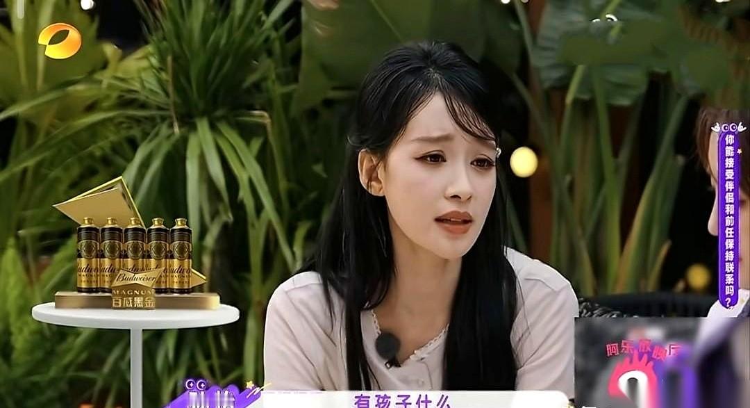 孙怡在大巴车上当面跟李小冉说，你这个年纪又离过婚，再想找个头婚的可不容易了。
转过头的郭京飞当场给顶了回去，直说只要李小冉愿意，未婚男士能有一大把。
一旁的唐艺昕只顾着笑，李小冉那句想找个霸道总裁的念头现场谁也没给续上下文。
这话要是搁在普通的茶水间或者相亲角，孙怡说的就是大实话。甚至可以说是大白话