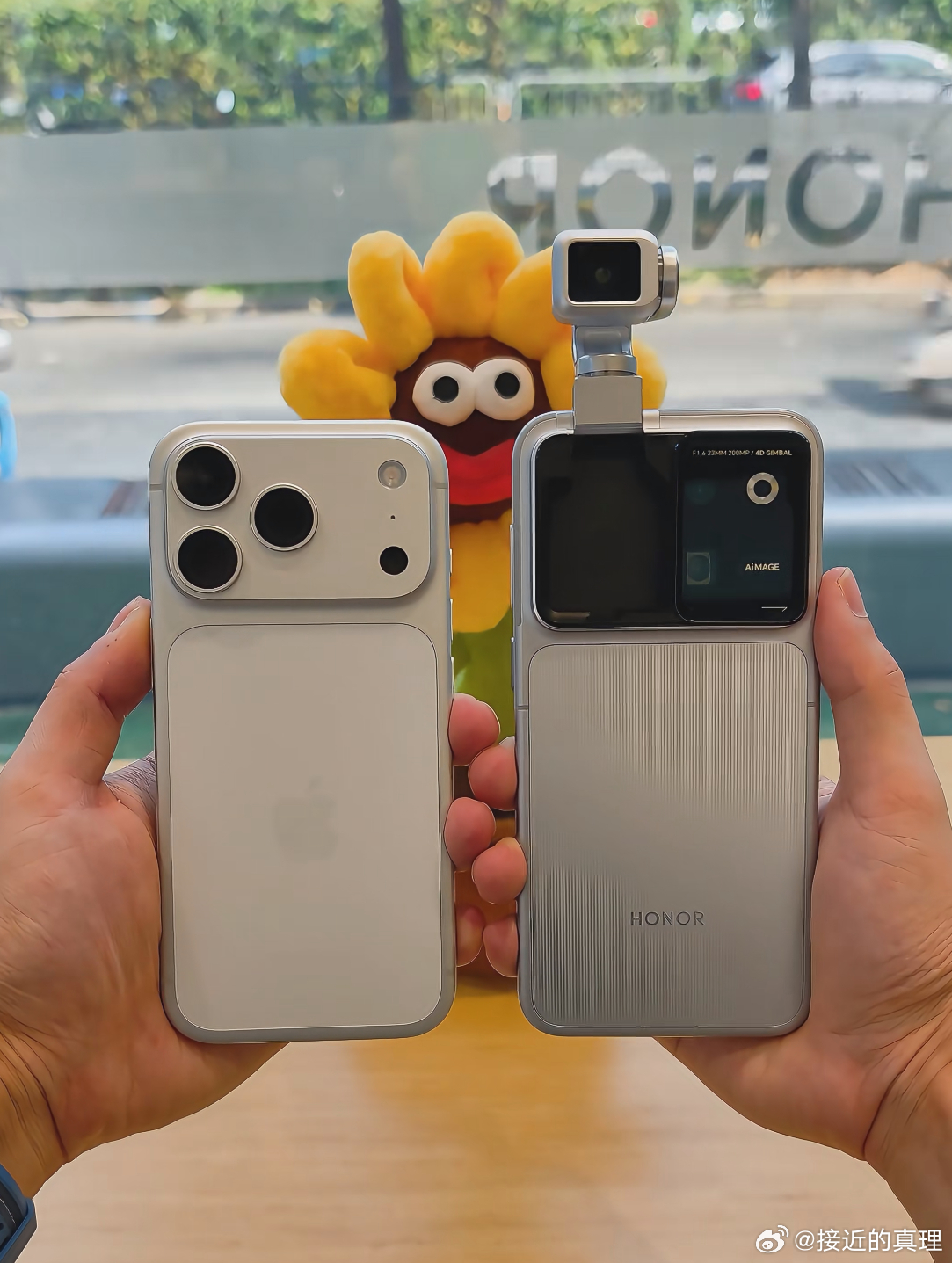 左边是9999元的iPhone 17 Pro Max，右边是9999元的荣耀Robot Phone，都是热门万元旗舰，你们会怎么选

iPhone目前的优势主要集中在视频拍摄，而恰巧，这次荣耀Robot Phone就是奔着移动摄影来的。首先在硬件上，荣耀Robot Phone用上了自研的四自由度钛合金云台，稳定性提升的同时，让2亿像素主摄支持了 ​